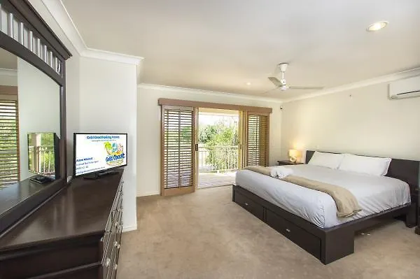 Holiday Home Island Villa Hope Island